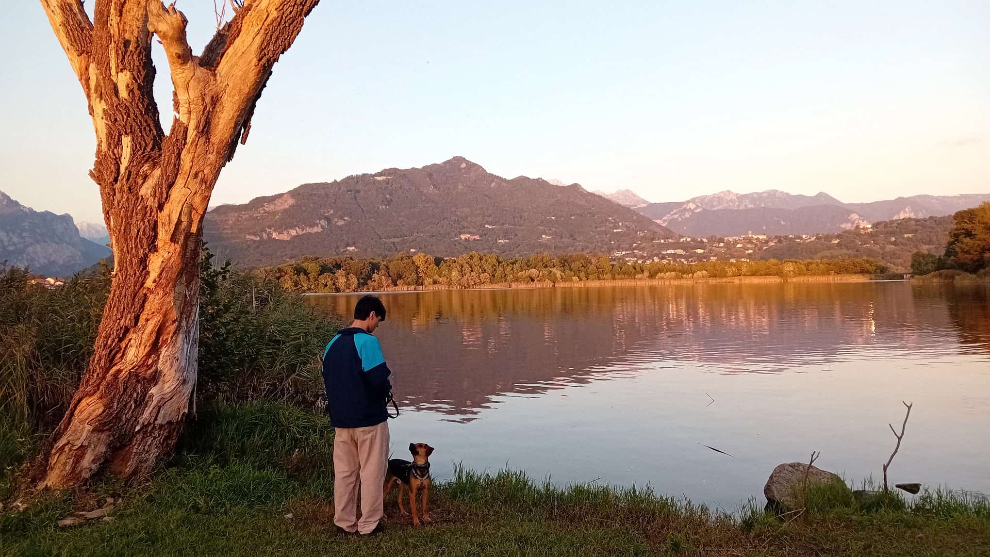 Andrea con un cane al lago